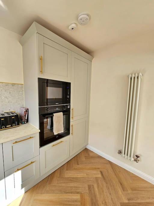 Newly Renovated Gem - Free Parking & Modern Comfort Holiday home
