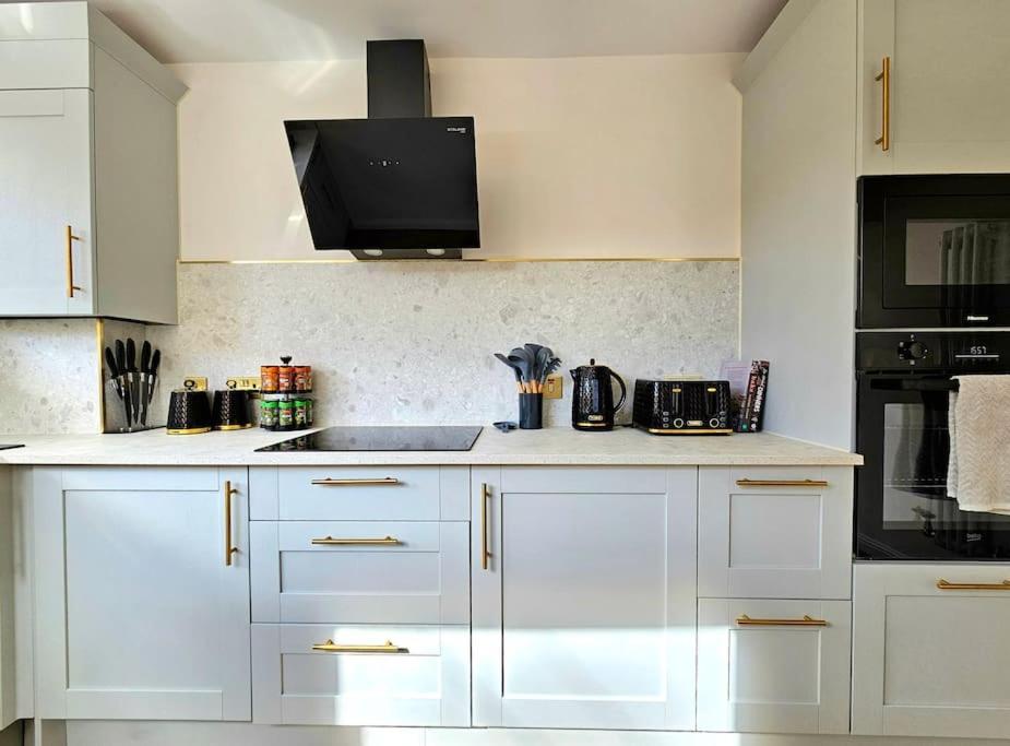 Newly Renovated Gem - Free Parking & Modern Comfort Holiday home *