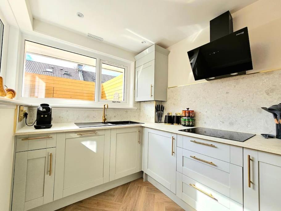 Newly Renovated Gem - Free Parking & Modern Comfort Glasgow