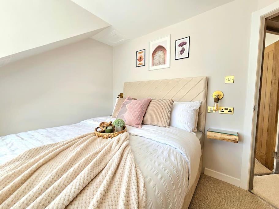 Newly Renovated Gem - Free Parking & Modern Comfort Holiday home
