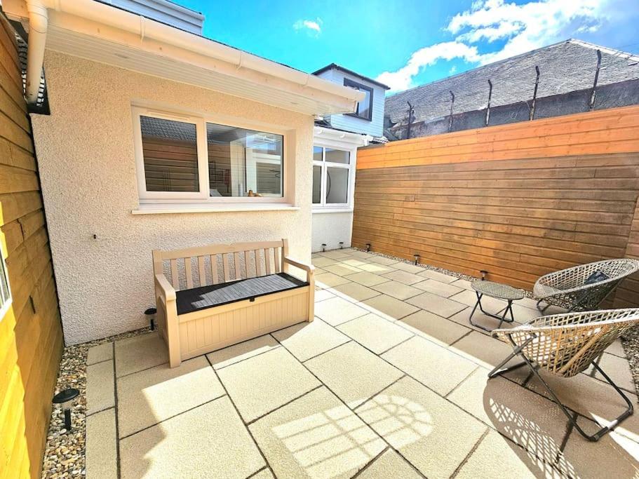 Newly Renovated Gem - Free Parking & Modern Comfort Holiday home *