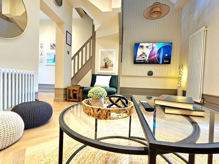 Newly Renovated Gem - Free Parking & Modern Comfort * Glasgow