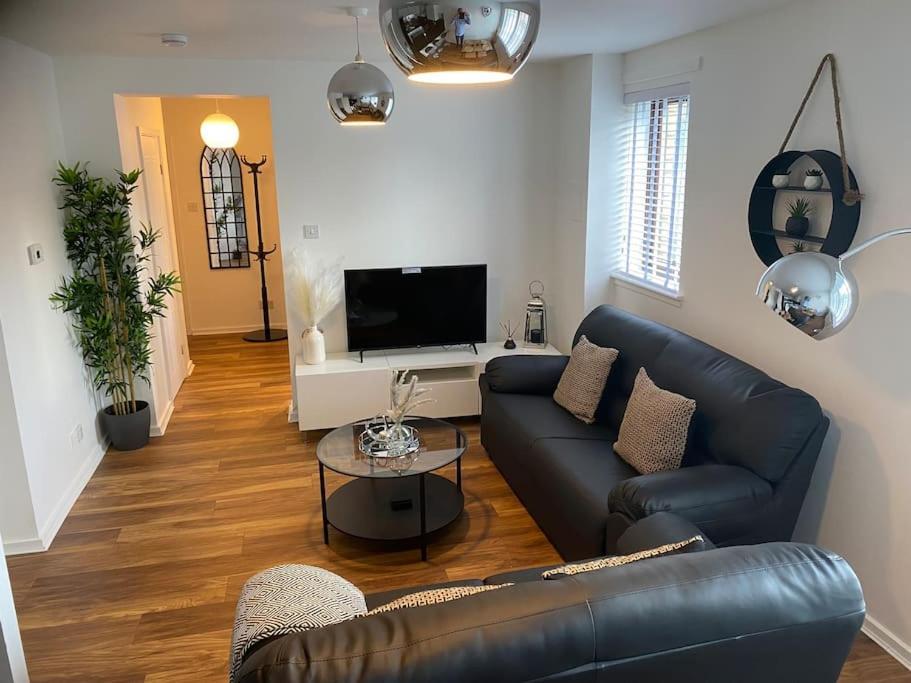 Perfectly Situated Luxury 2 Bedroom Apartment *