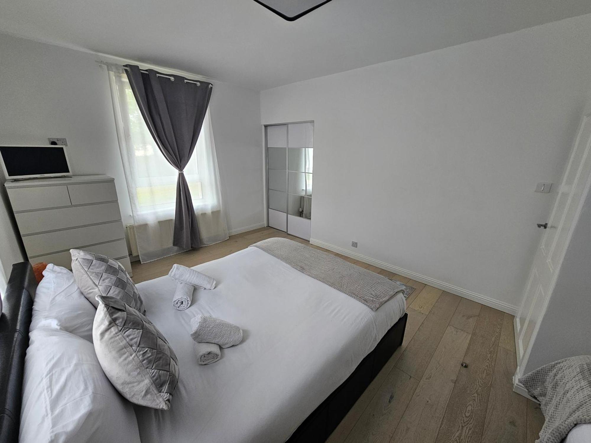 Lovely House With Private Parking! Glasgow! *