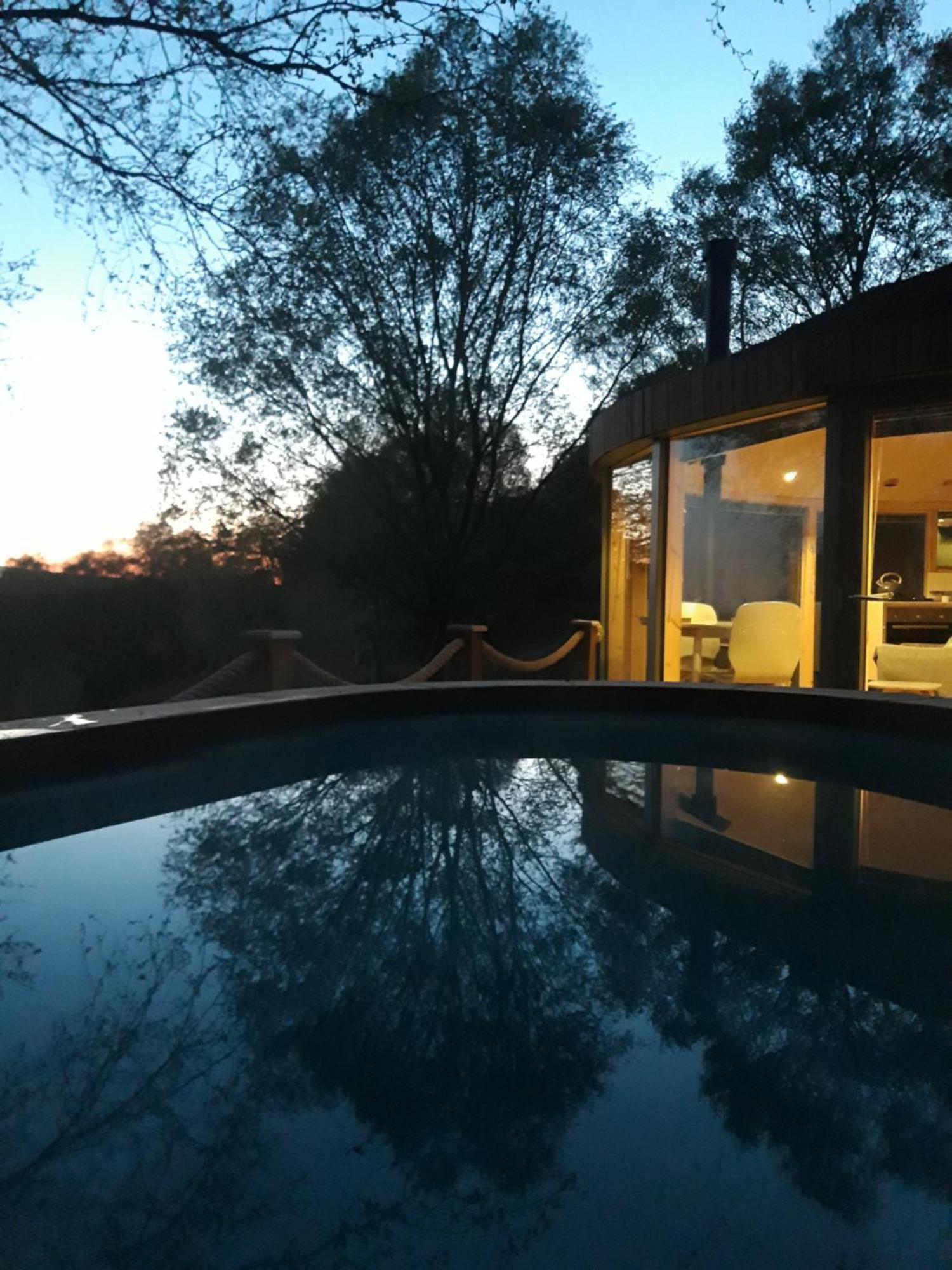 Craigmaddie Muir Roundhouse With Hot Tub Romantic, Luxury, Rural For 2 Near Milngavie Apartment