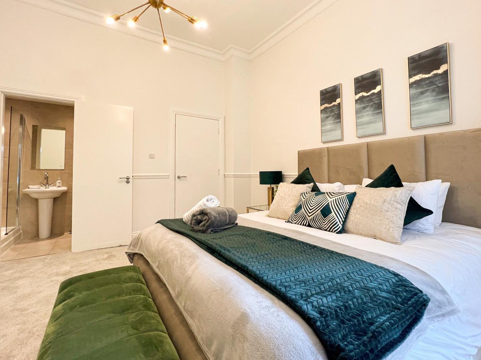 Large Blythswood Apartment *
