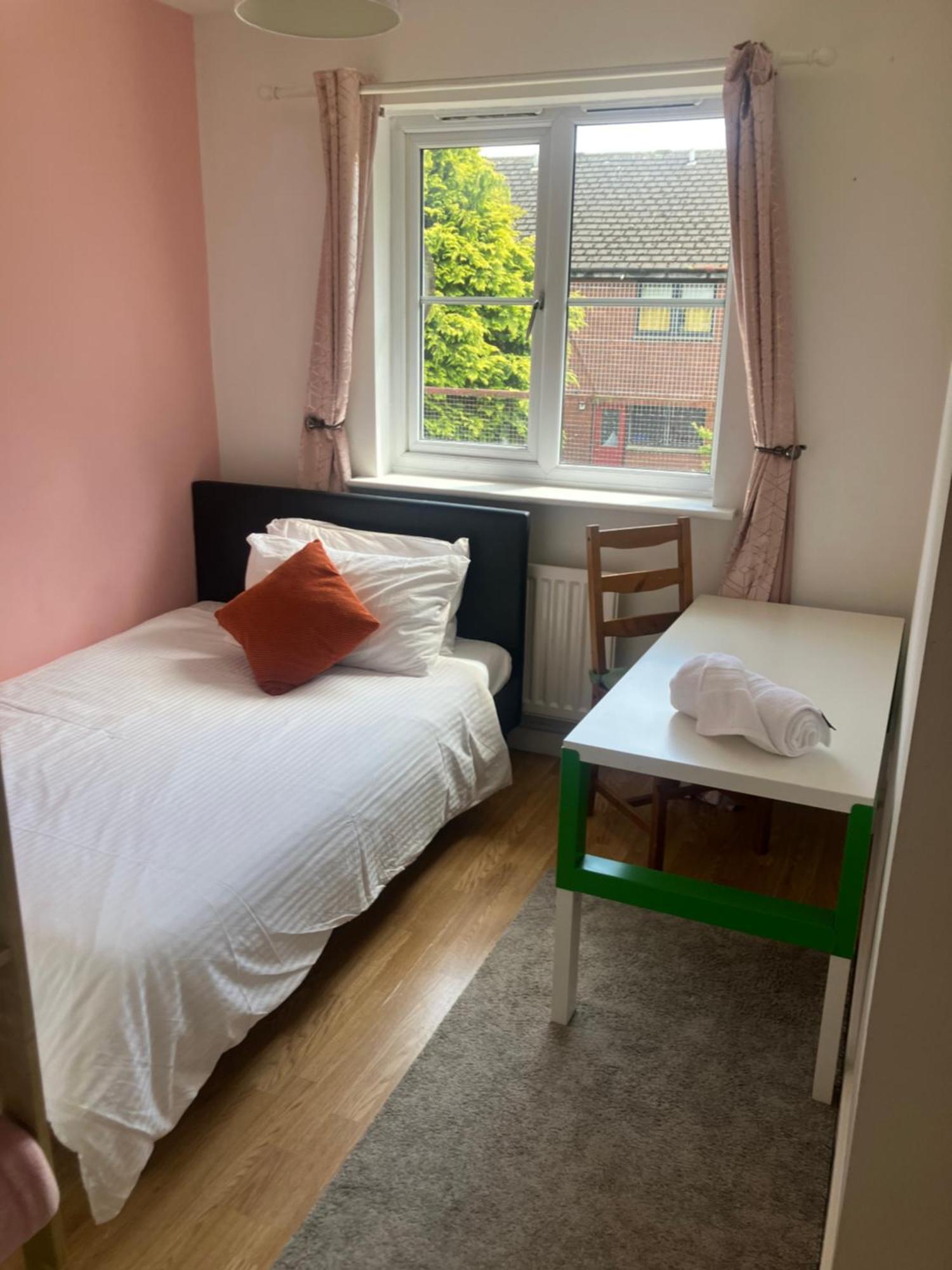 Urban Escape Free Parking 20min Walk To Center Holiday home