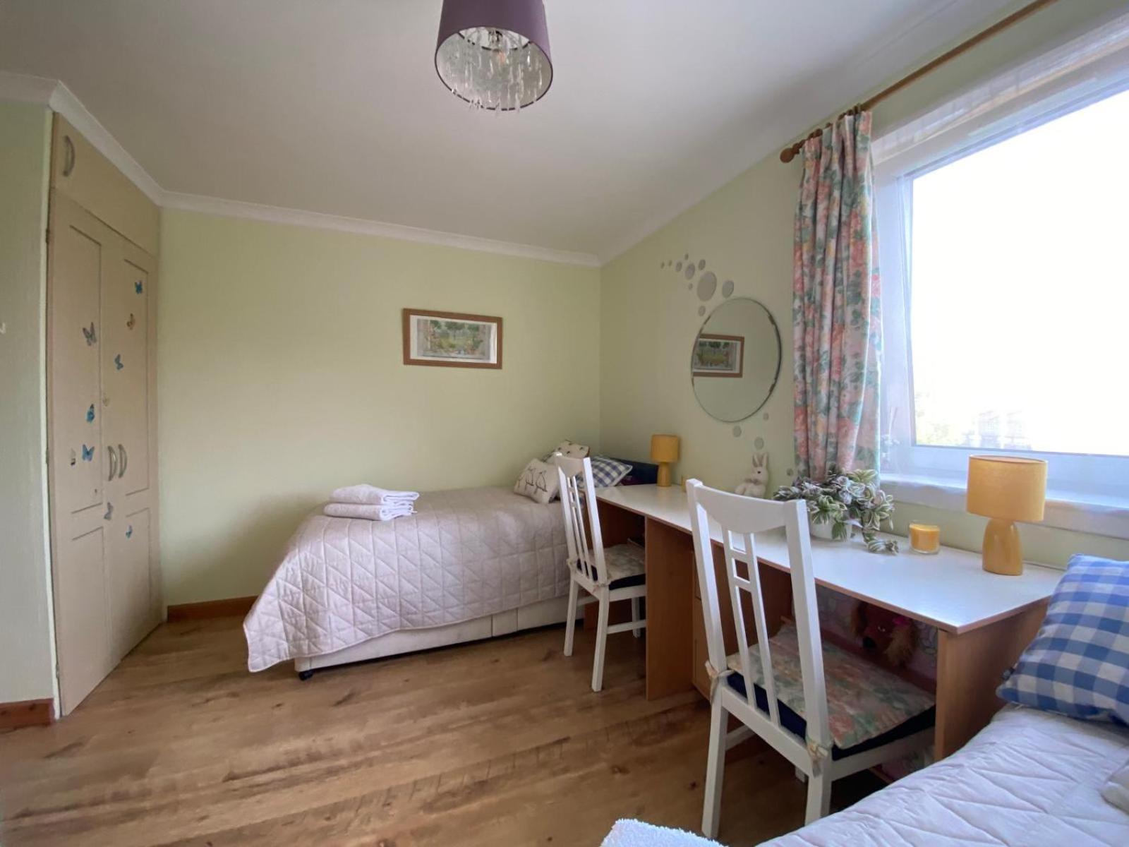 Stunning 3 Bedroom House With 2 Bathrooms Holiday home Glasgow