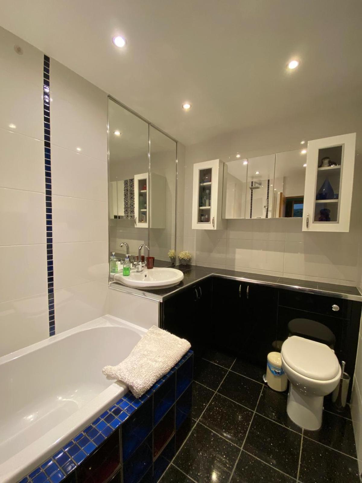 Stunning 3 Bedroom House With 2 Bathrooms *