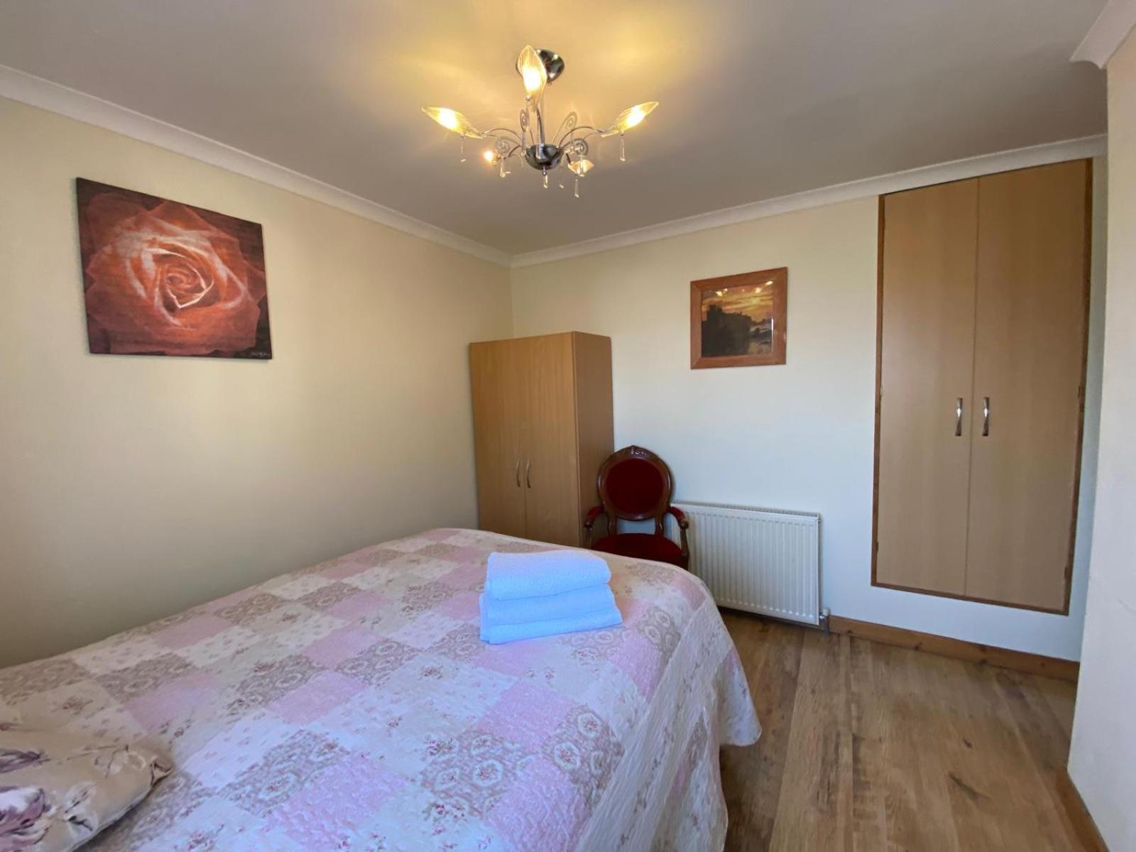 Stunning 3 Bedroom House With 2 Bathrooms * Glasgow