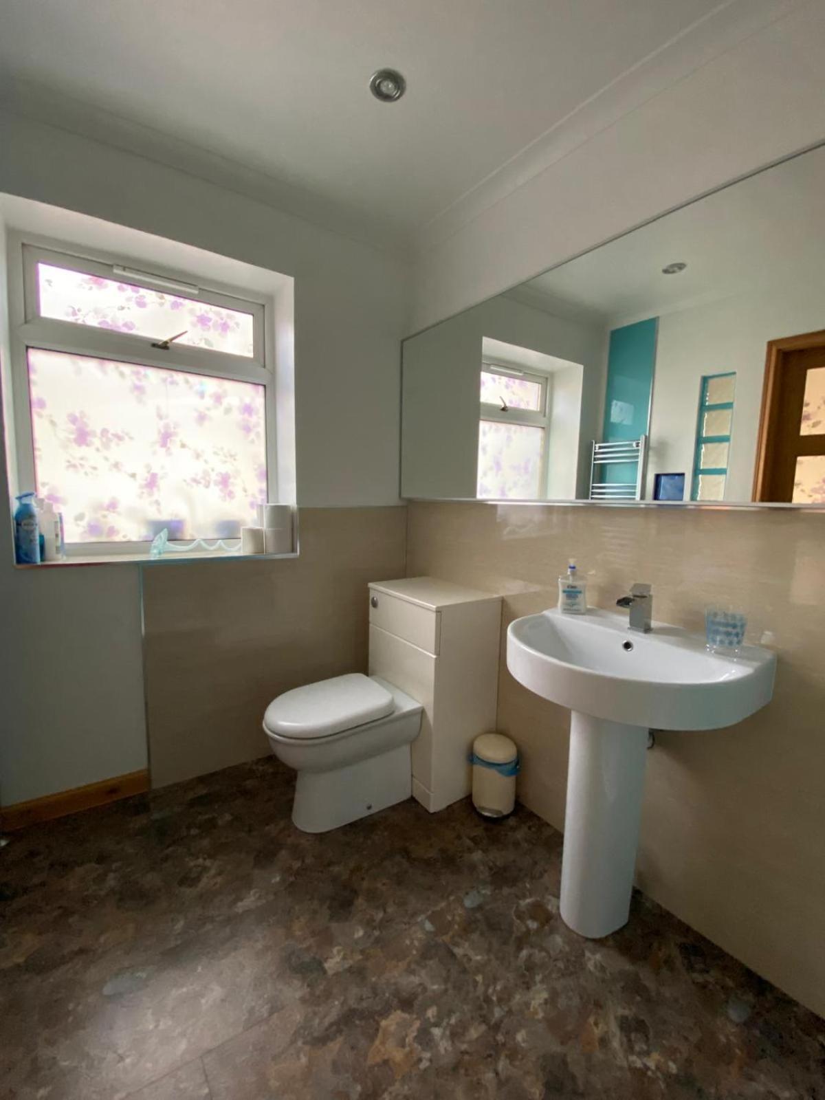 Holiday home Stunning 3 Bedroom House With 2 Bathrooms *