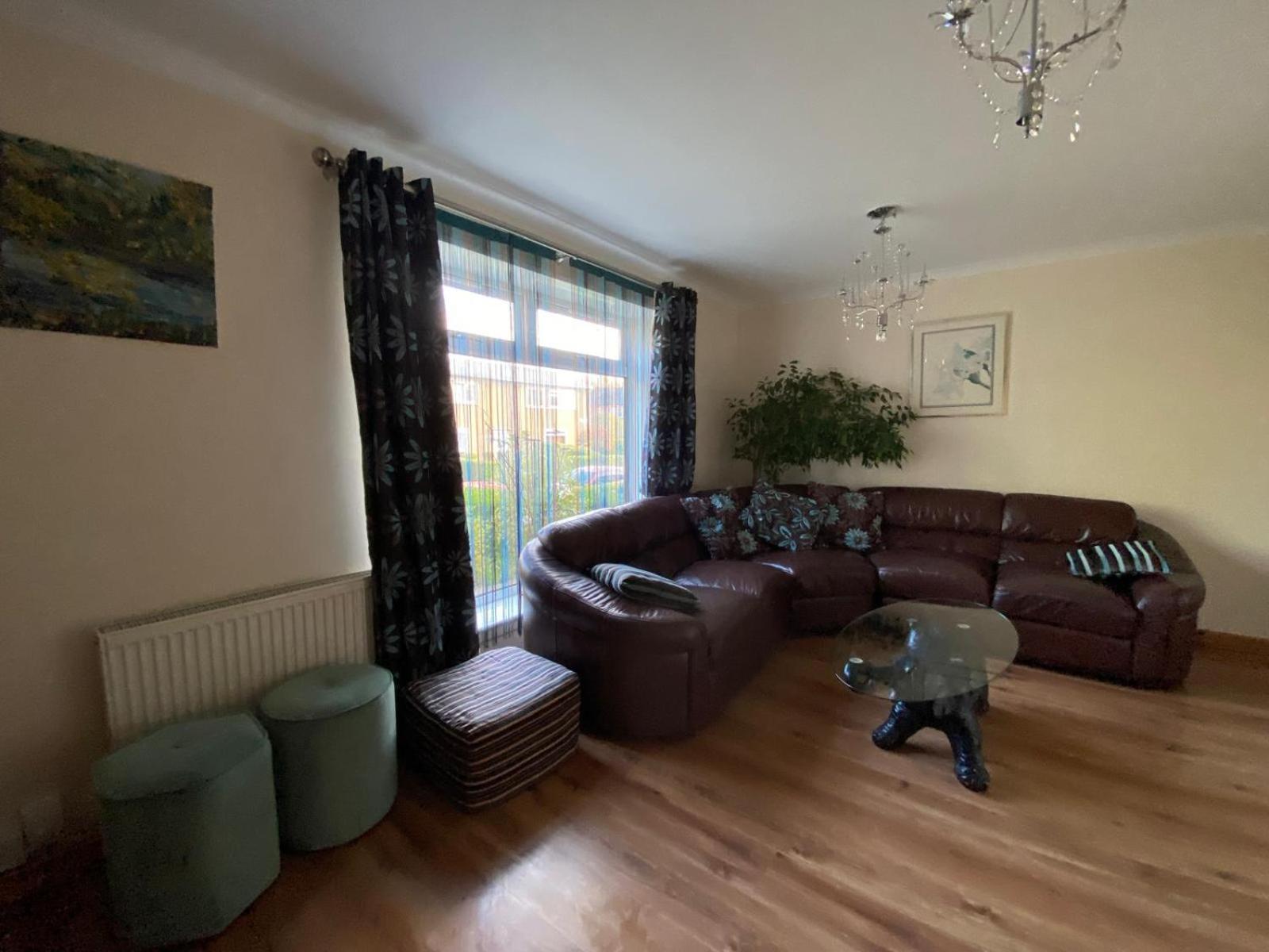 Stunning 3 Bedroom House With 2 Bathrooms Holiday home Glasgow