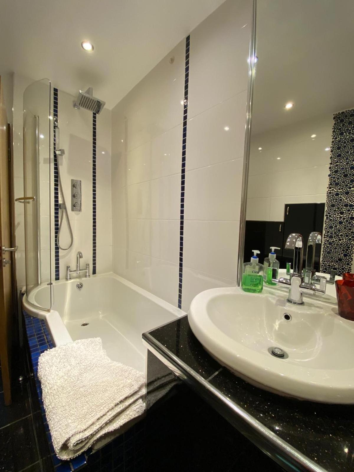 Stunning 3 Bedroom House With 2 Bathrooms Glasgow