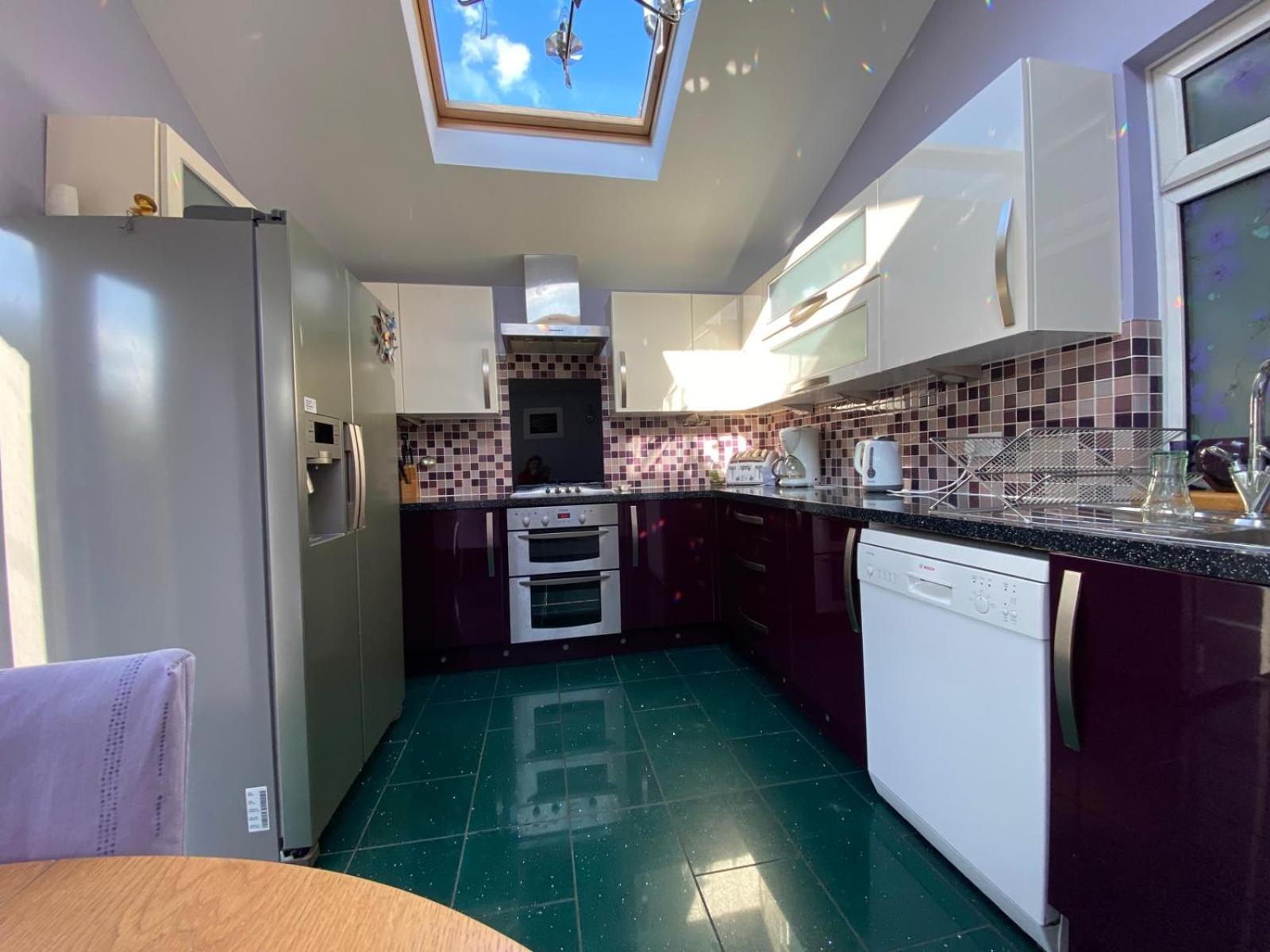 Stunning 3 Bedroom House With 2 Bathrooms *