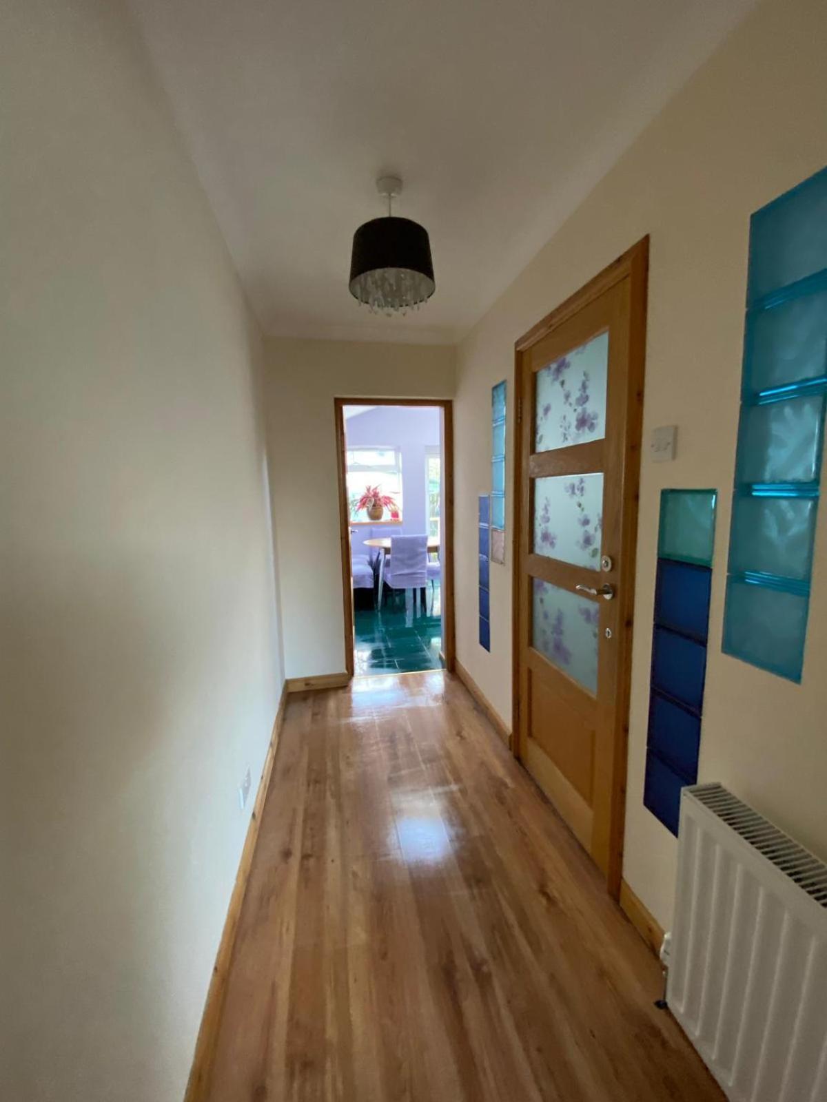 Stunning 3 Bedroom House With 2 Bathrooms * Glasgow