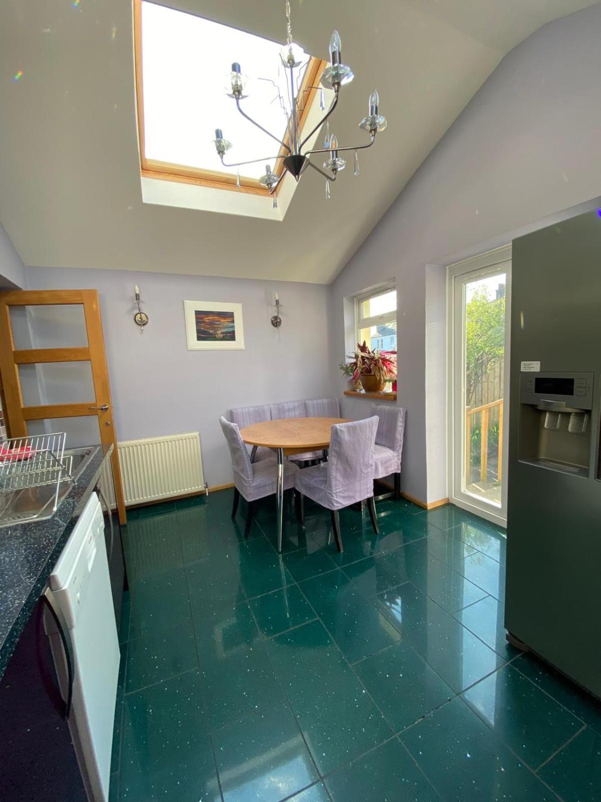 Stunning 3 Bedroom House With 2 Bathrooms Glasgow