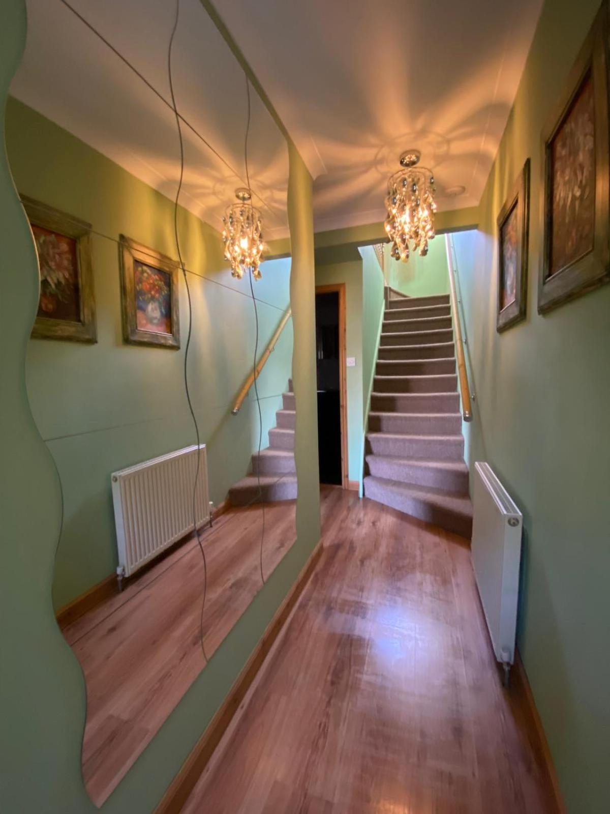Stunning 3 Bedroom House With 2 Bathrooms Holiday home Glasgow