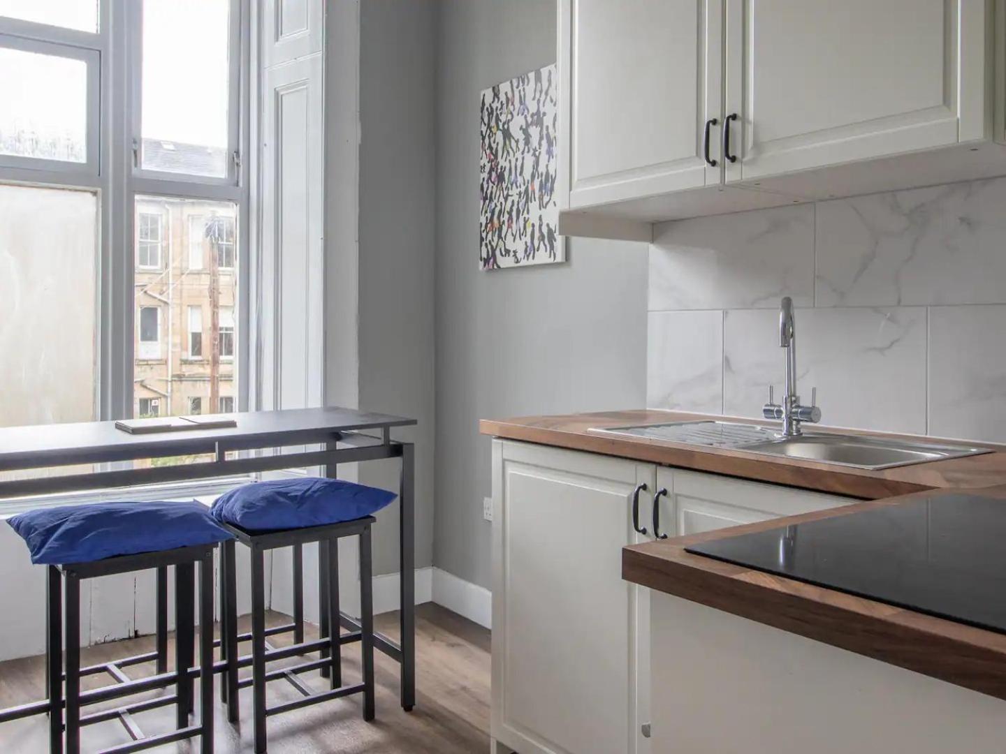 Pass The Keys West End Cosy Pop Of Colour Apartment *