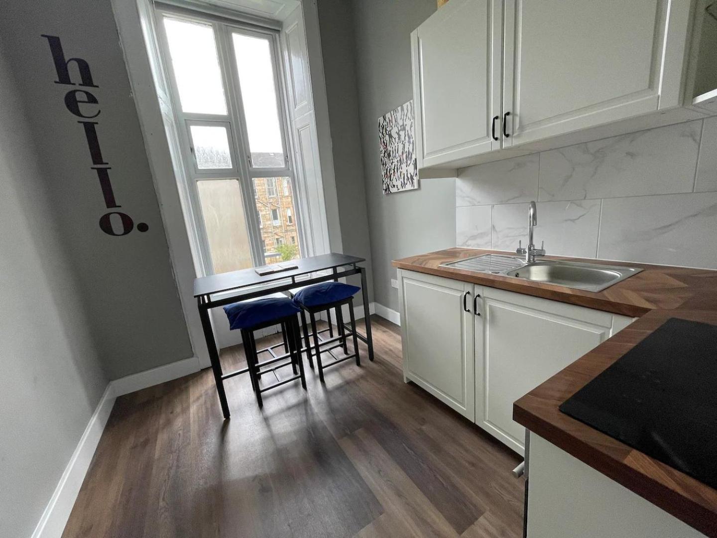 Apartment Pass The Keys West End Cosy Pop Of Colour *