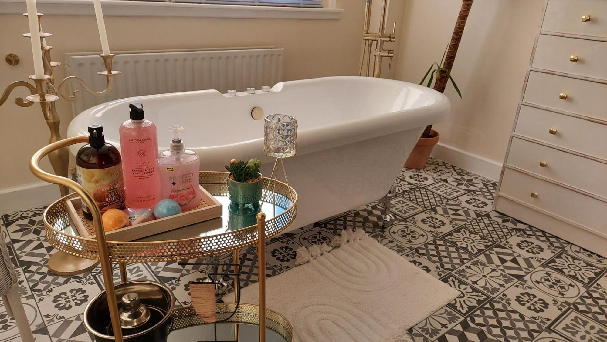 Luxurious With A Private Bathtub And Shared Toilet And Kitchen 10mins From Centre