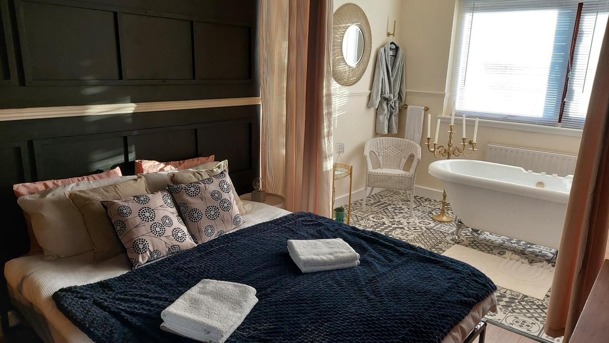 Luxurious With A Private Bathtub And Shared Toilet And Kitchen 10mins From Centre