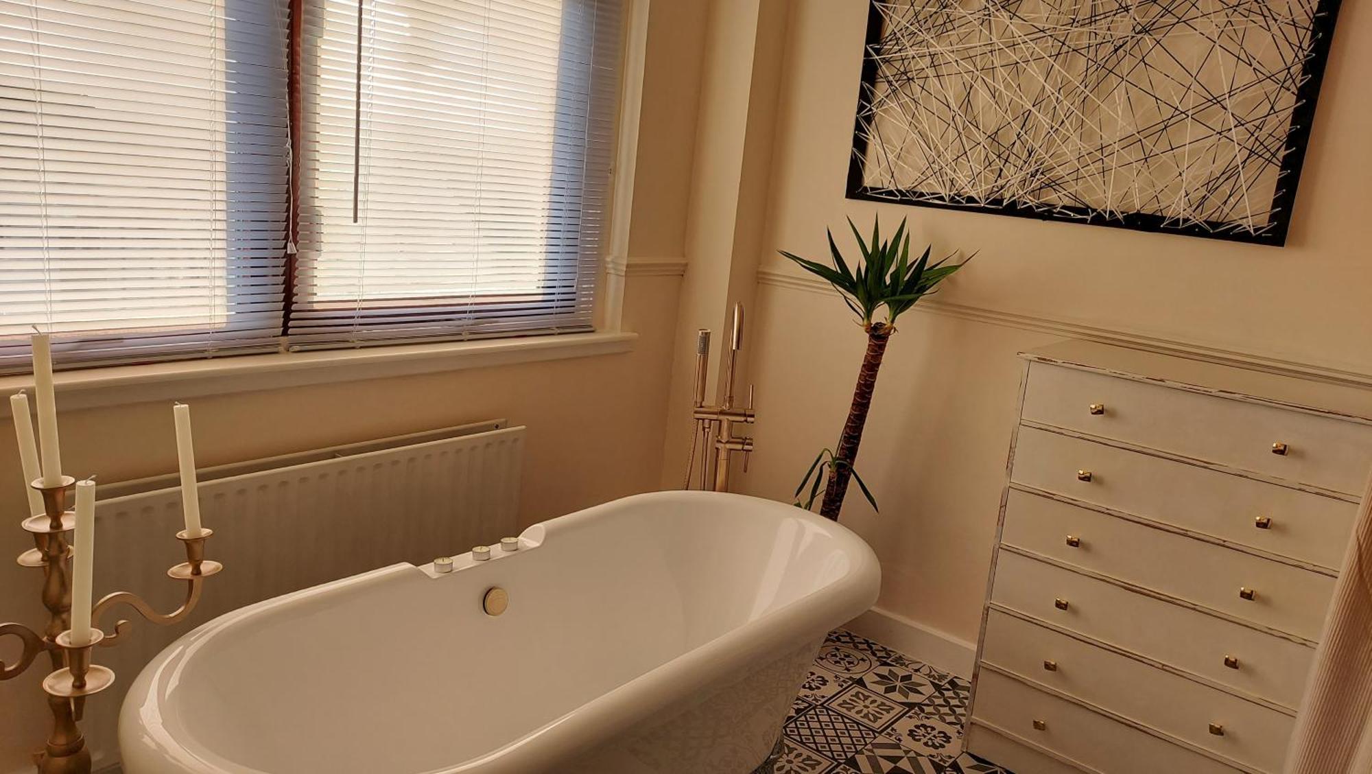 Homestay Luxurious With A Private Bathtub And Shared Toilet And Kitchen 10mins From Centre *