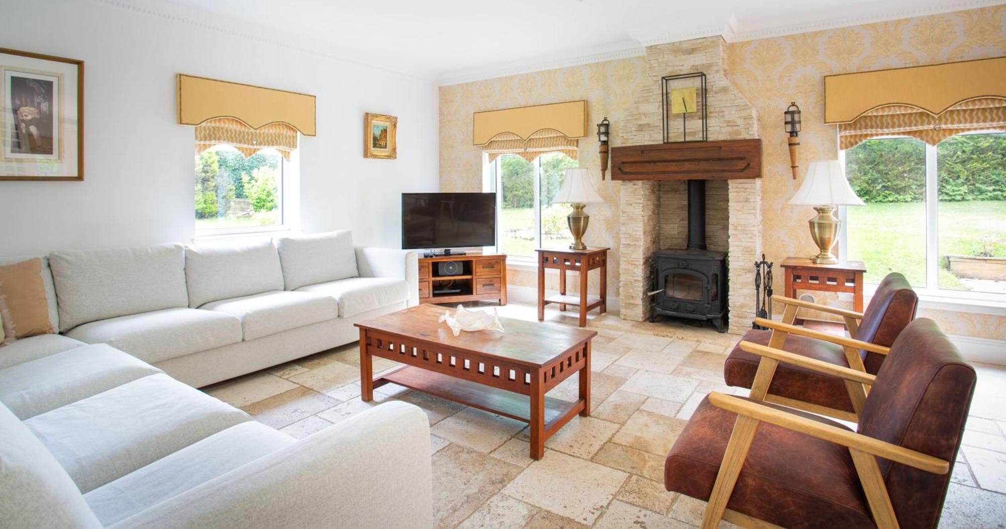 Stunning 4 Bedroom - Hot Tub & Sauna Villa *