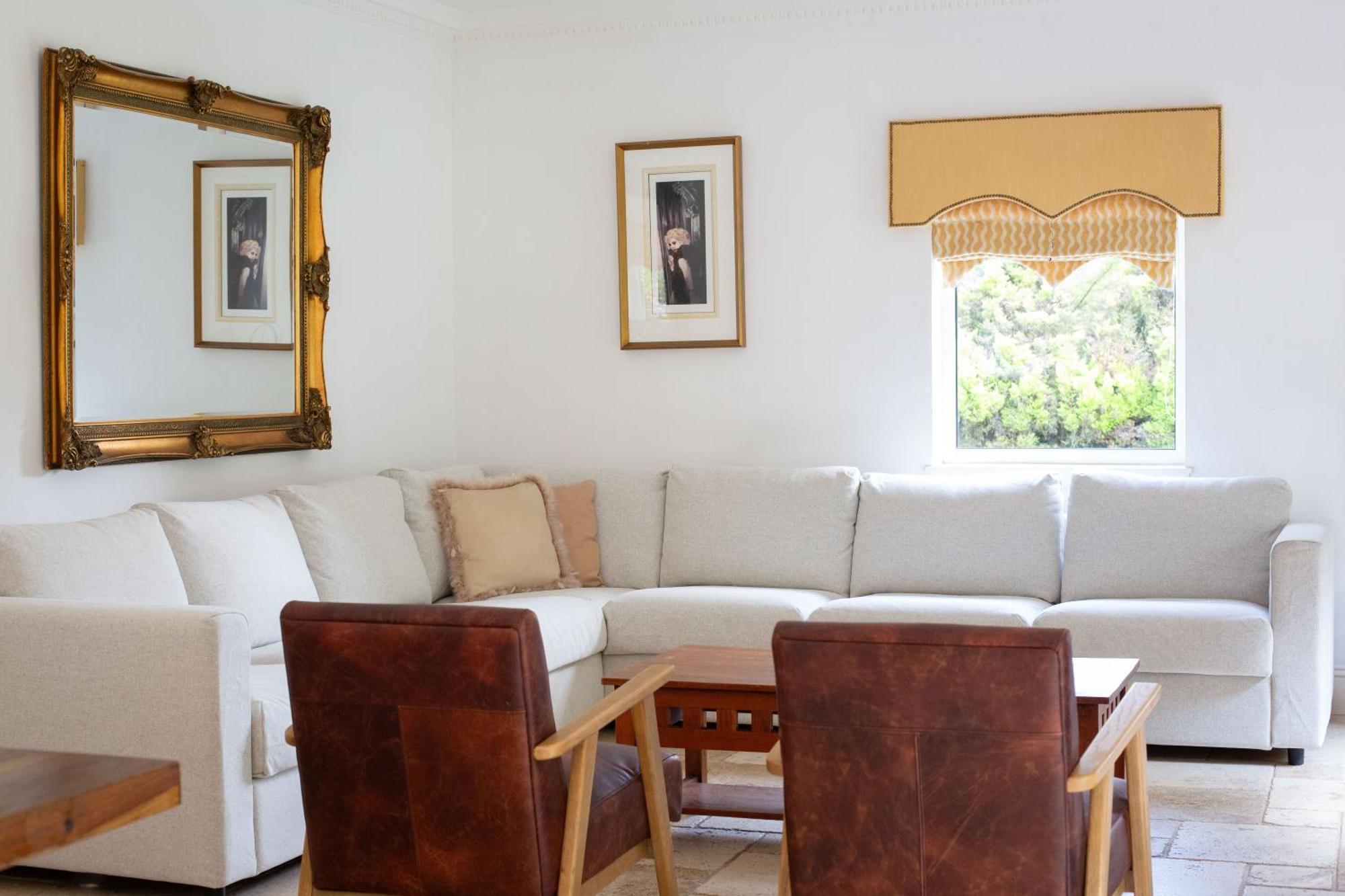 Stunning 4 Bedroom - Hot Tub & Sauna Villa Glasgow