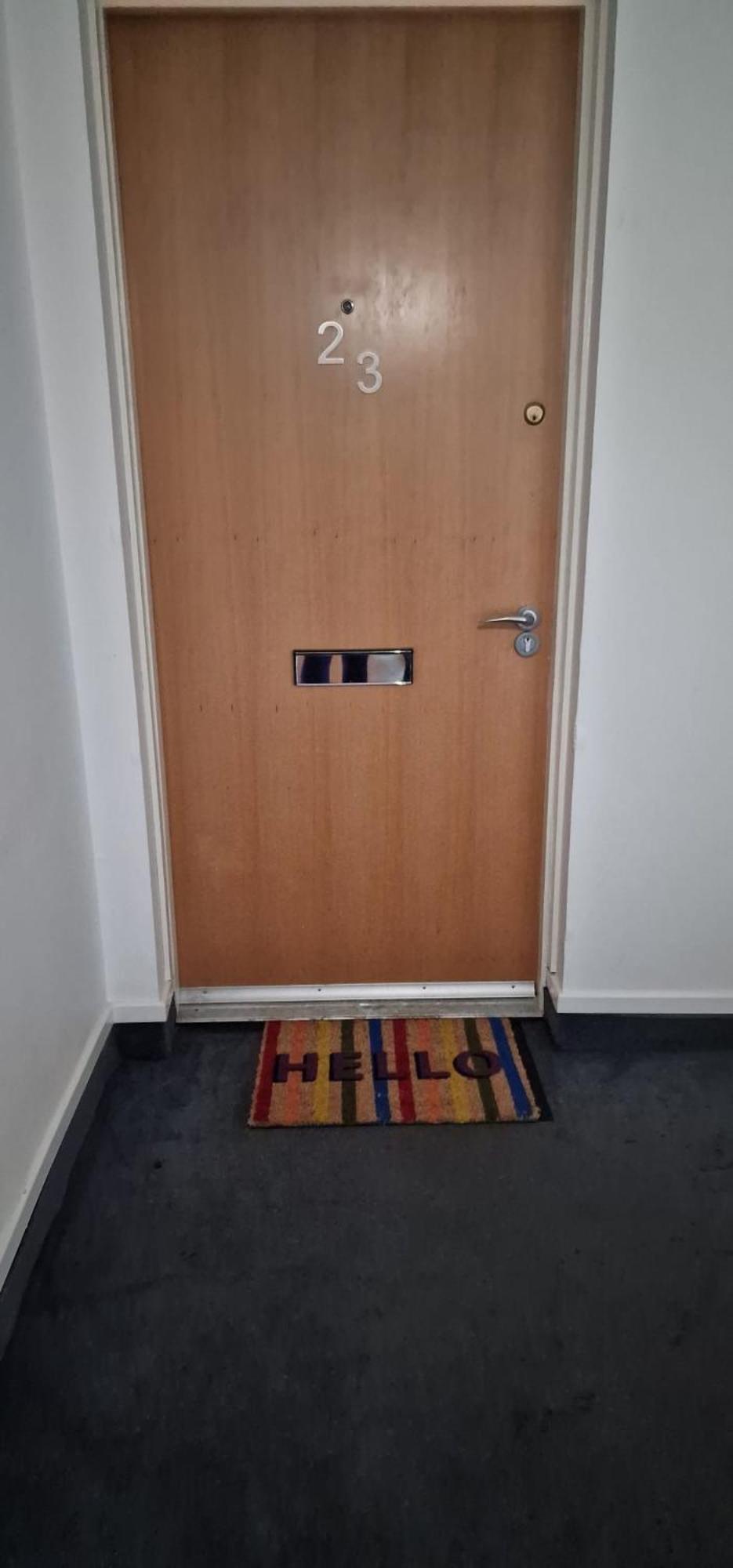 Cosy And Stylish 2-bedrooms,2-bathroom Prime Location Apartment *
