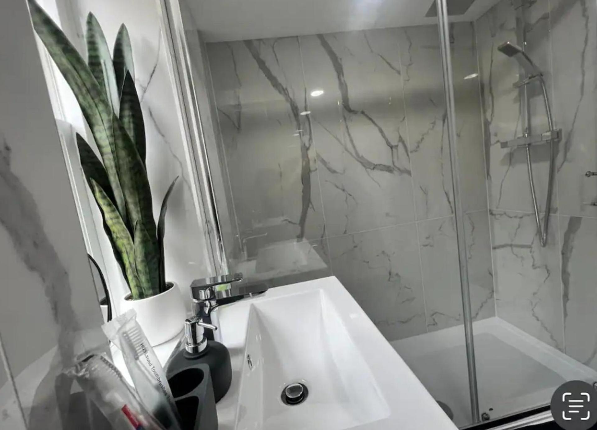 Paradise - Spacious 3- Bed House Holiday home *