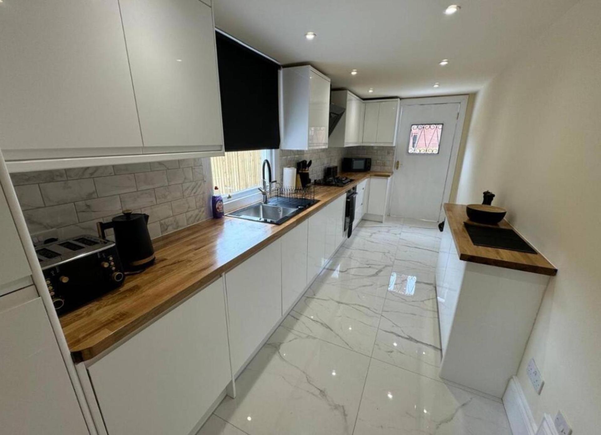 Paradise - Spacious 3- Bed House Holiday home