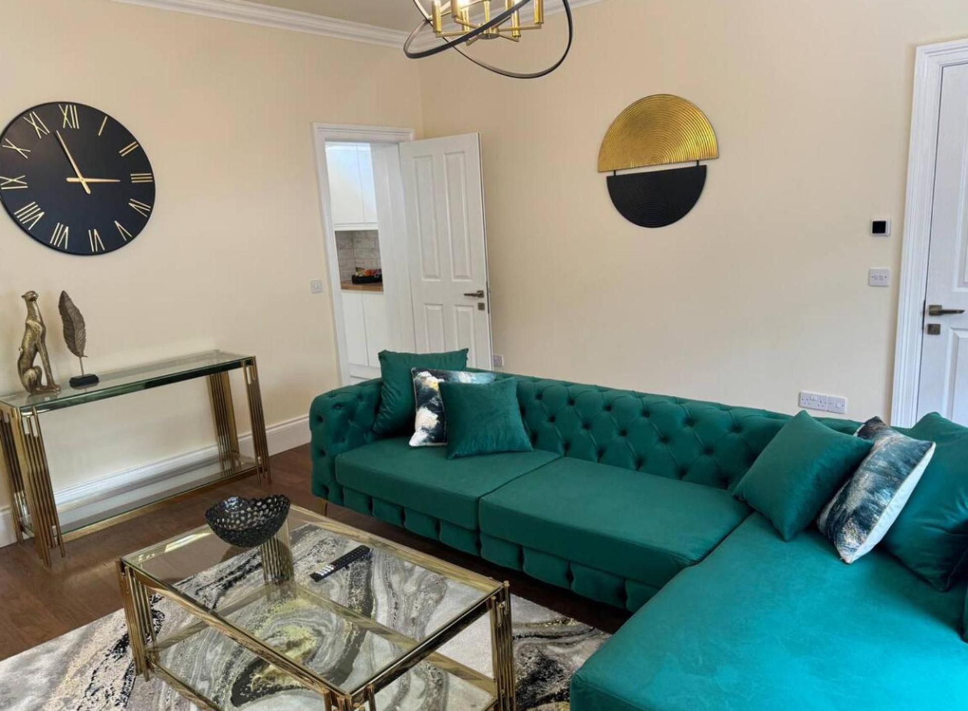 Paradise - Spacious 3- Bed House Holiday home Glasgow