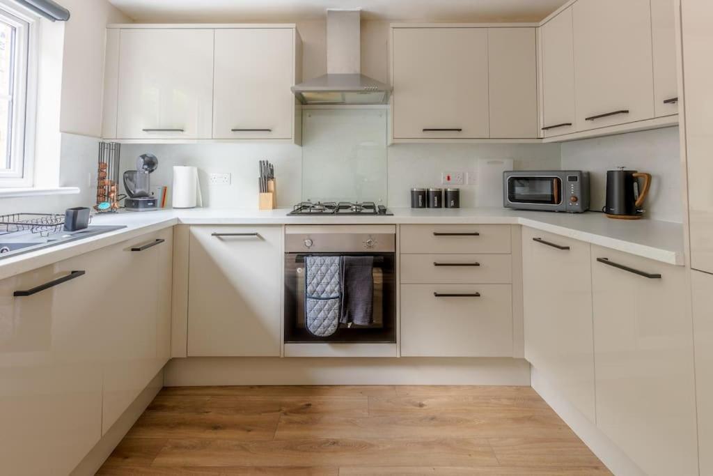 Modern 3 Bedroom In *