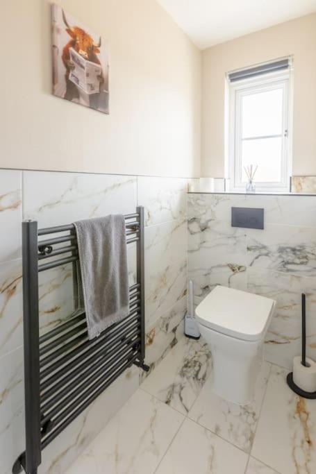 Modern 3 Bedroom In Holiday home