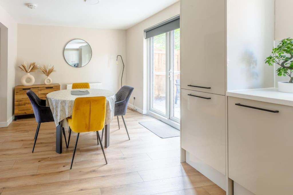 Modern 3 Bedroom In Holiday home *