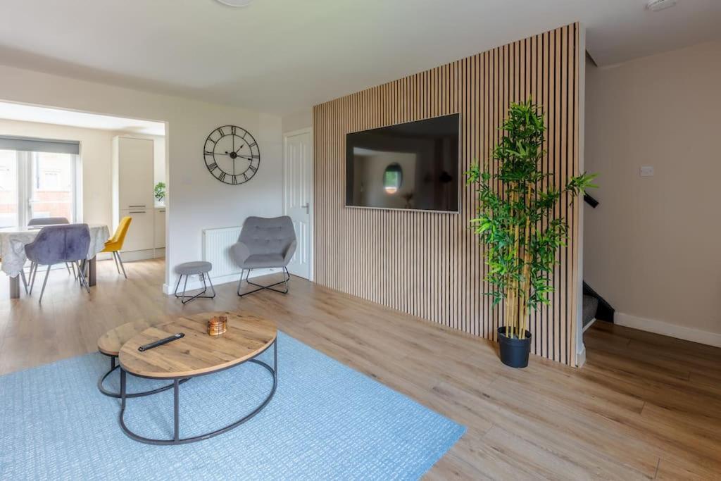 Modern 3 Bedroom In Holiday home