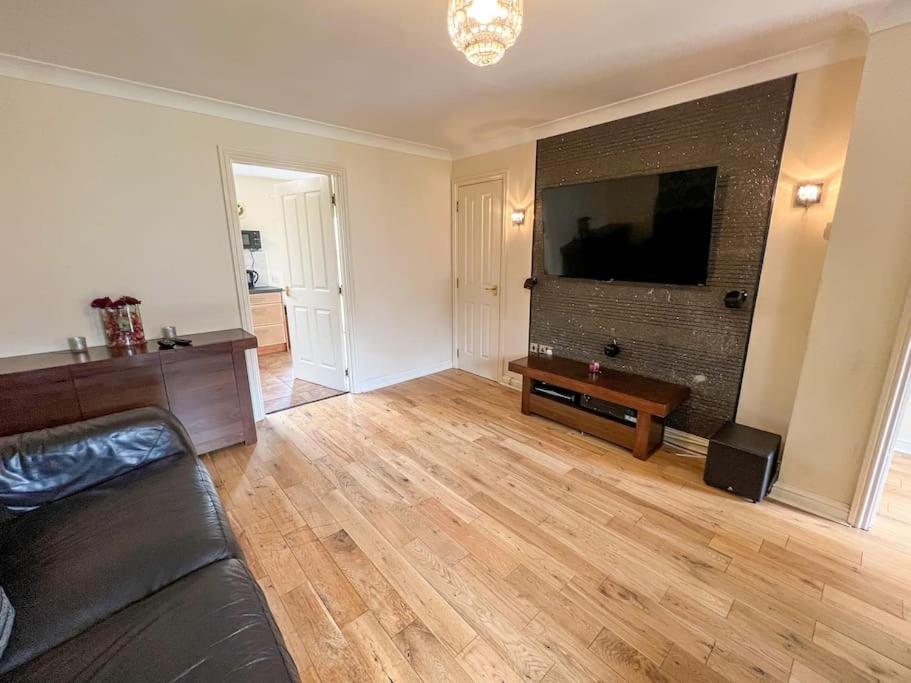 Apartment Semi-detached In Glasgow