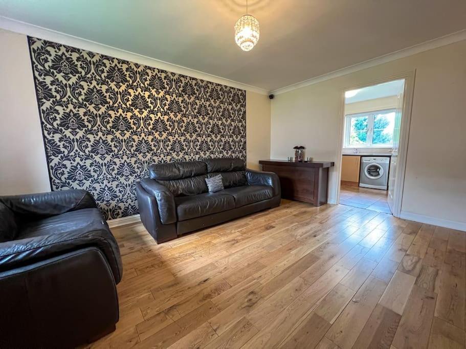 Semi-detached In Apartment *