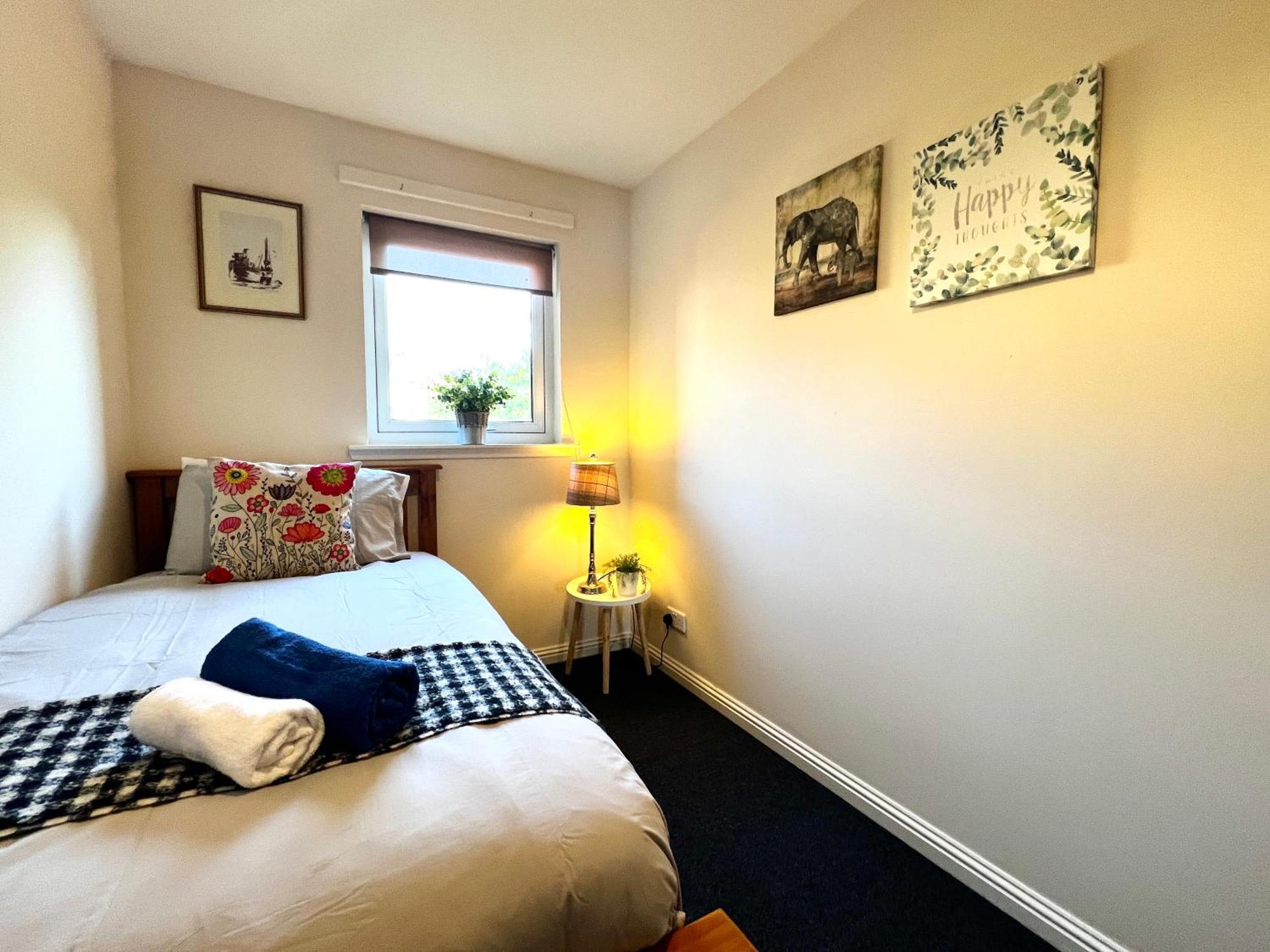 Stylish Modern Flat With Juliet Balcony & Parking Apartment Glasgow