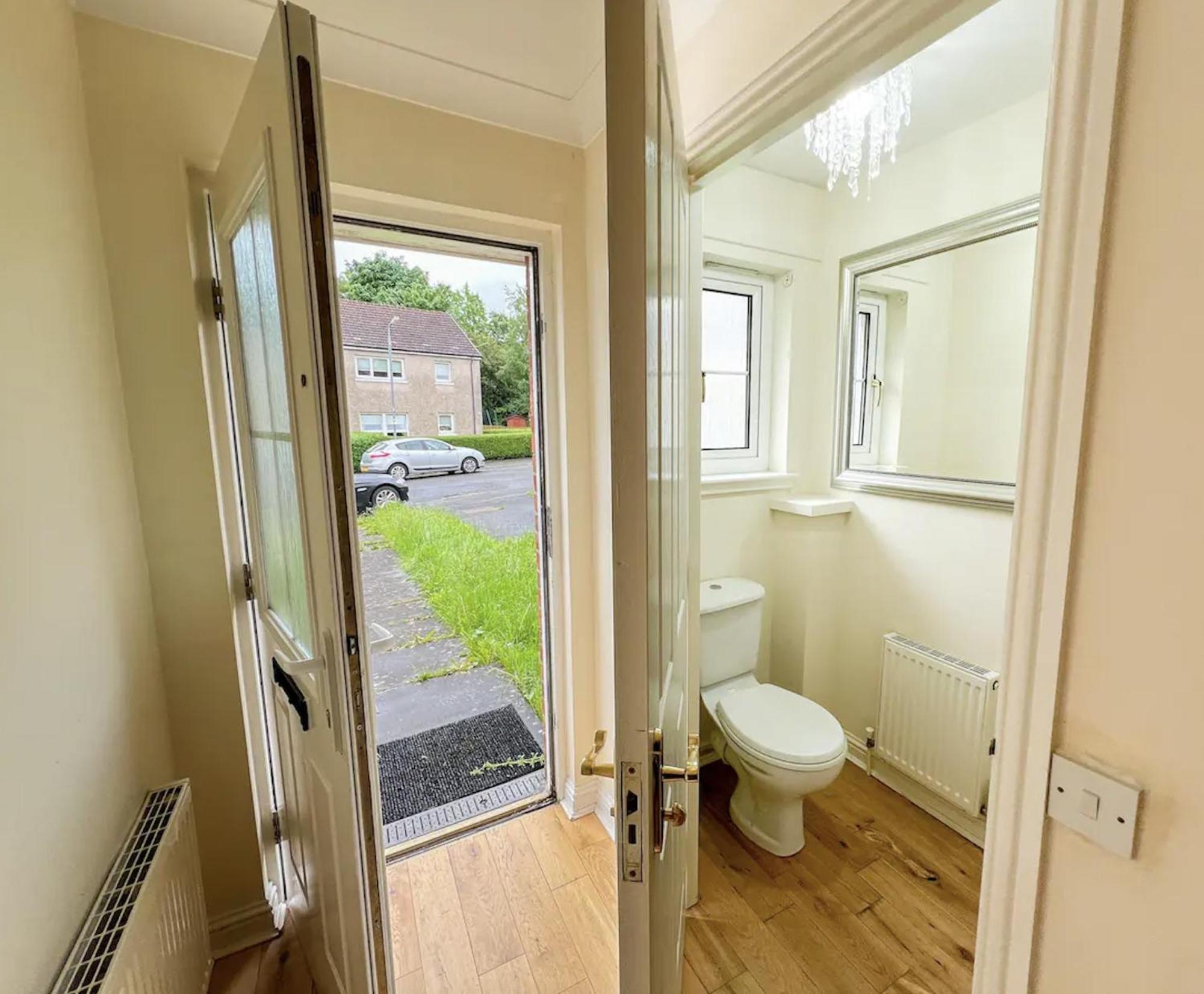 - Entire House - Free Parking , Free Super Fast Wifi , Private Garden & Parking Security
