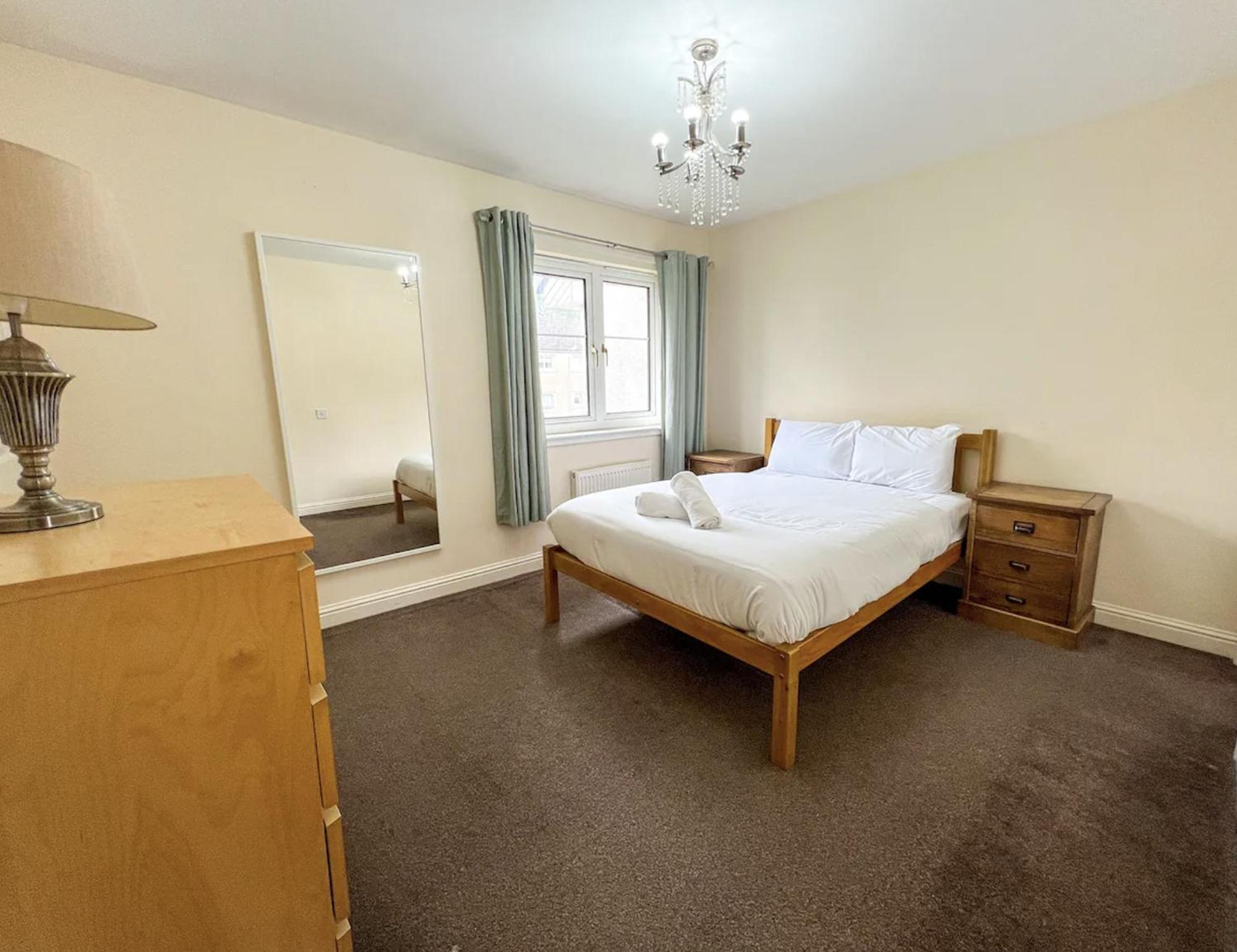 Villa - Entire House - Free Parking , Free Super Fast Wifi , Private Garden & Parking Security Glasgow