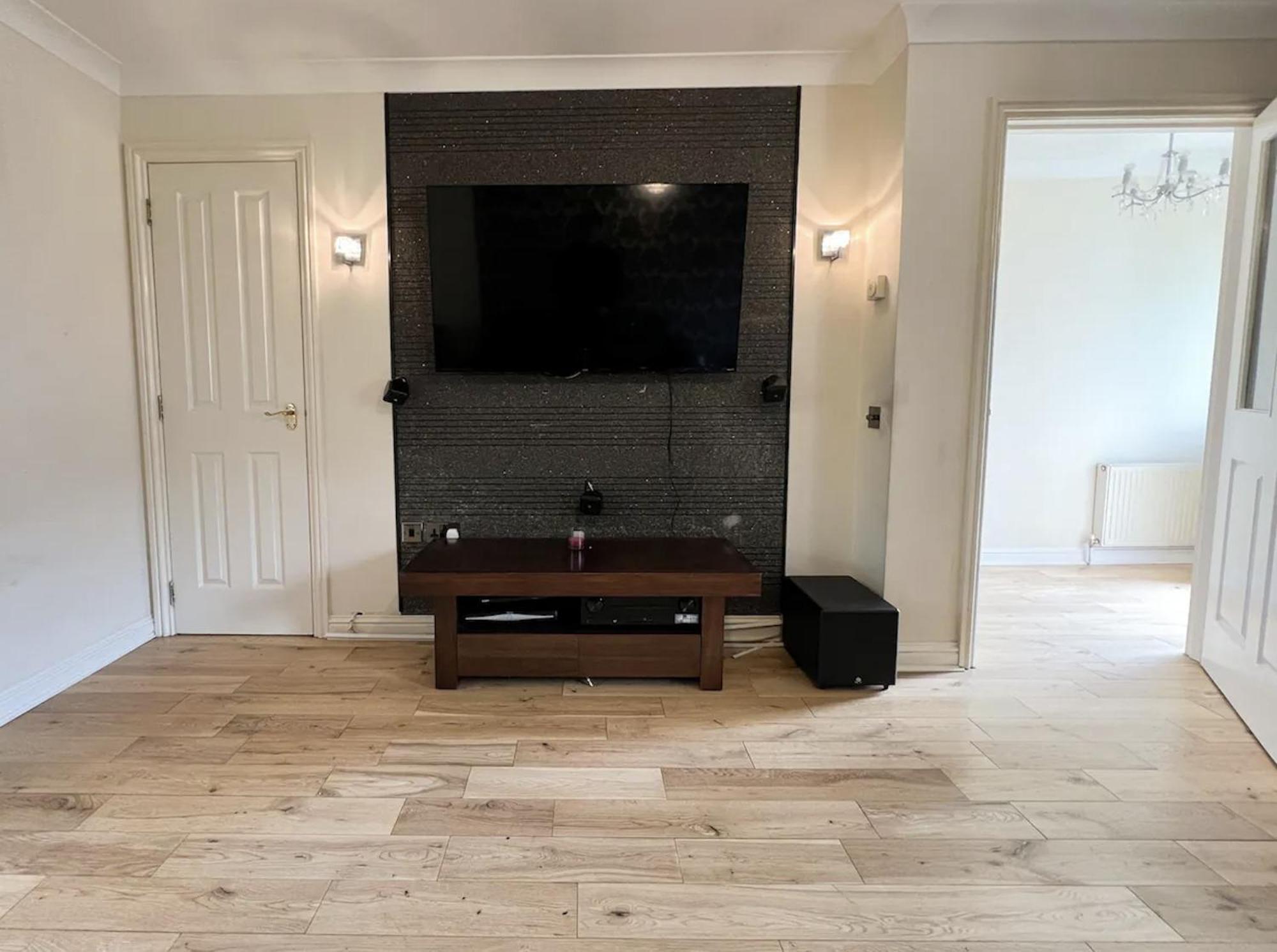 - Entire House - Free Parking , Free Super Fast Wifi , Private Garden & Parking Security *