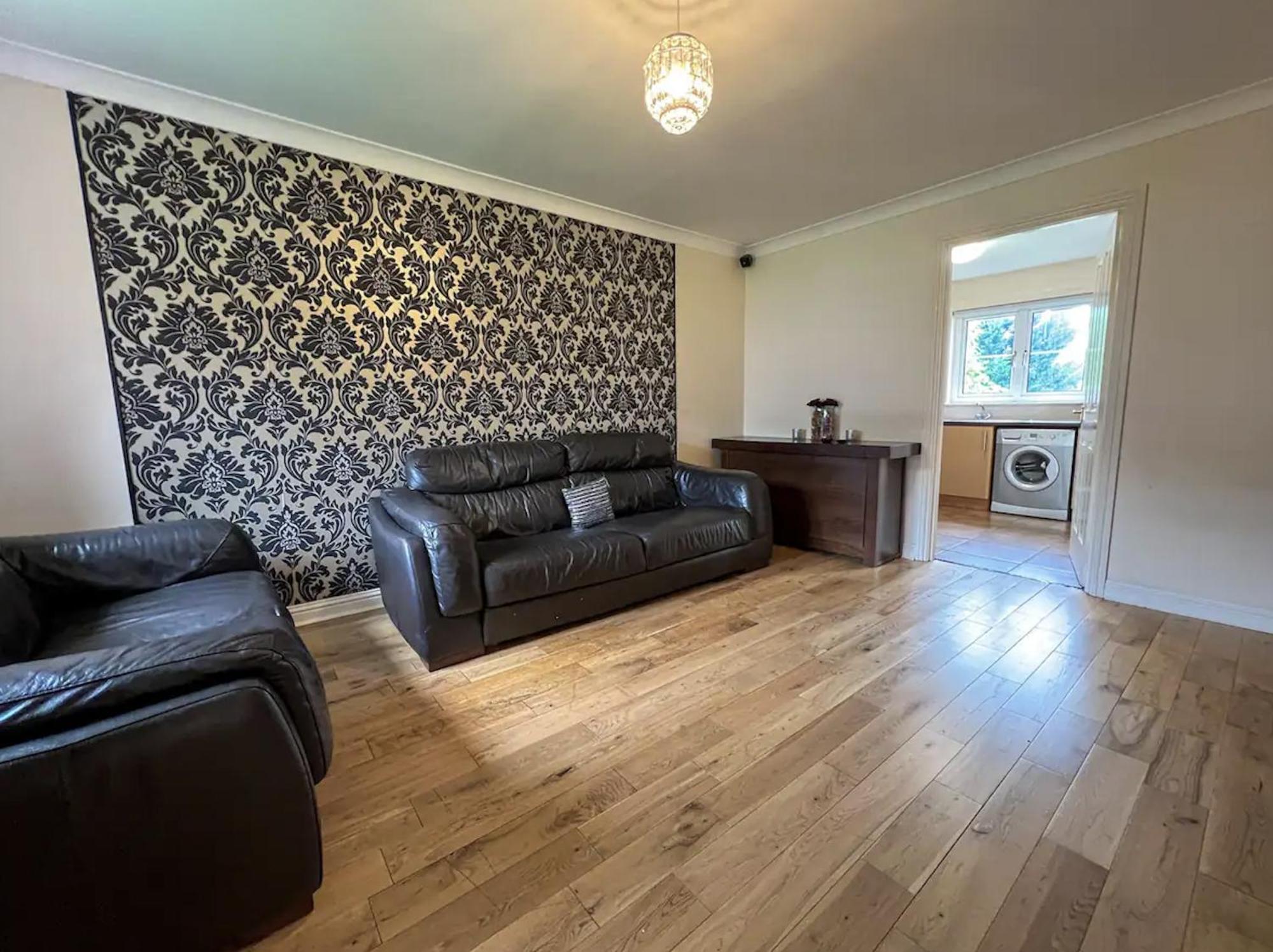 - Entire House - Free Parking , Free Super Fast Wifi , Private Garden & Parking Security