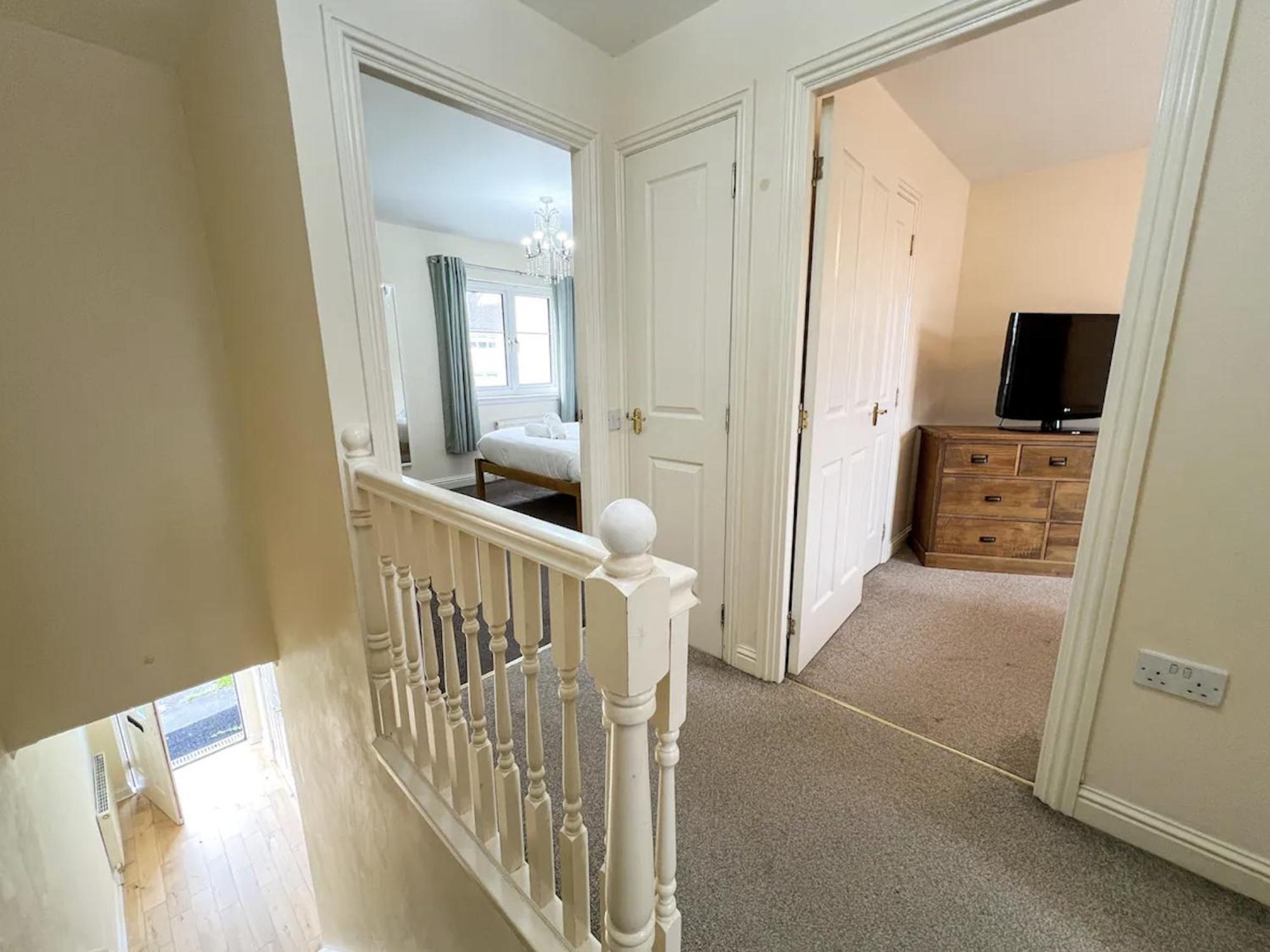 - Entire House - Free Parking , Free Super Fast Wifi , Private Garden & Parking Security Villa Glasgow