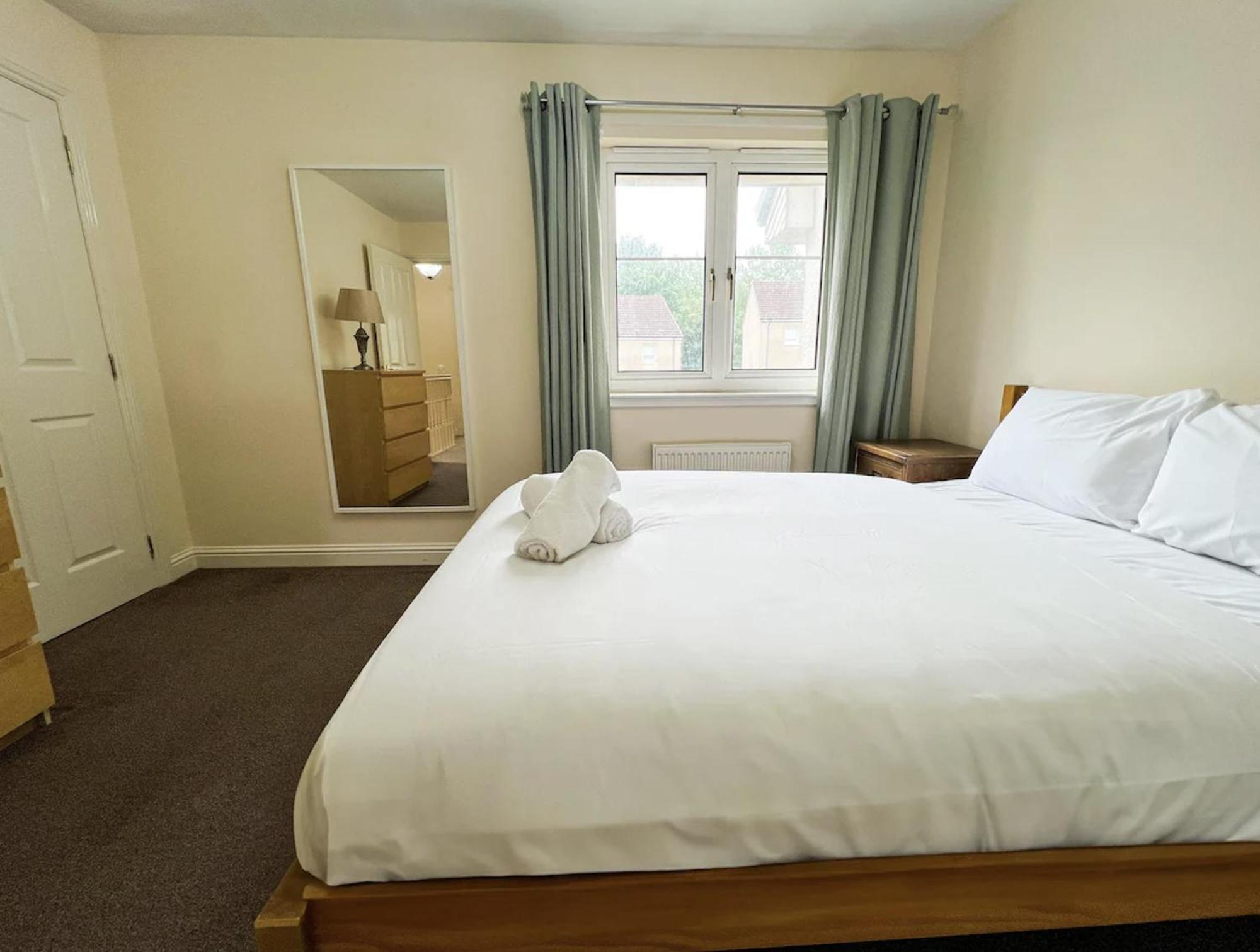 - Entire House - Free Parking , Free Super Fast Wifi , Private Garden & Parking Security Villa *