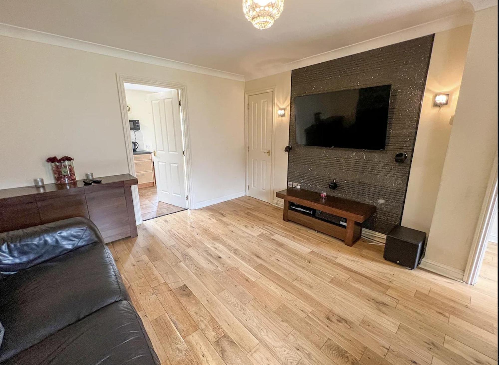 - Entire House - Free Parking , Free Super Fast Wifi , Private Garden & Parking Security Glasgow