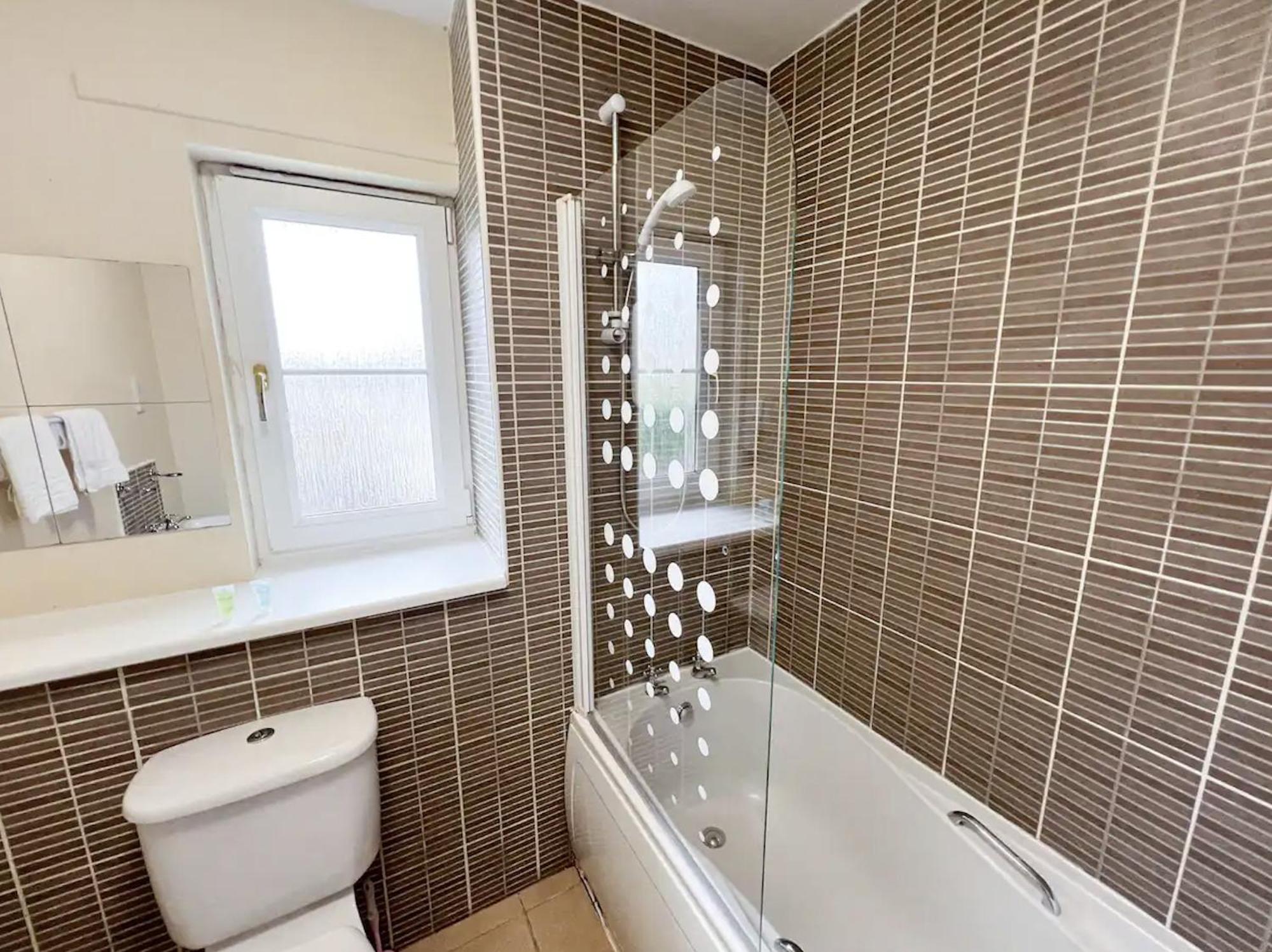 - Entire House - Free Parking , Free Super Fast Wifi , Private Garden & Parking Security *