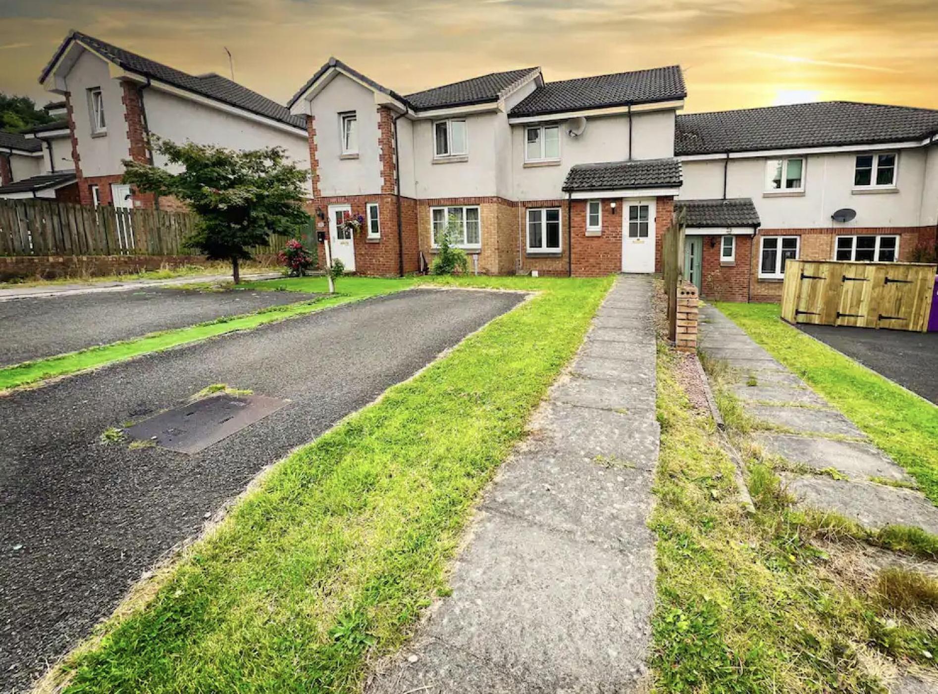 - Entire House - Free Parking , Free Super Fast Wifi , Private Garden & Parking Security *