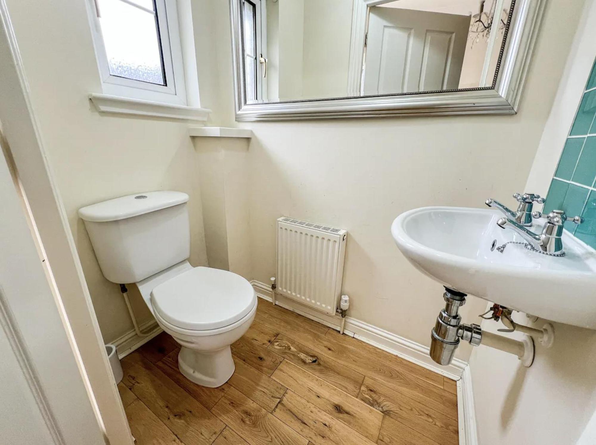 - Entire House - Free Parking , Free Super Fast Wifi , Private Garden & Parking Security Glasgow