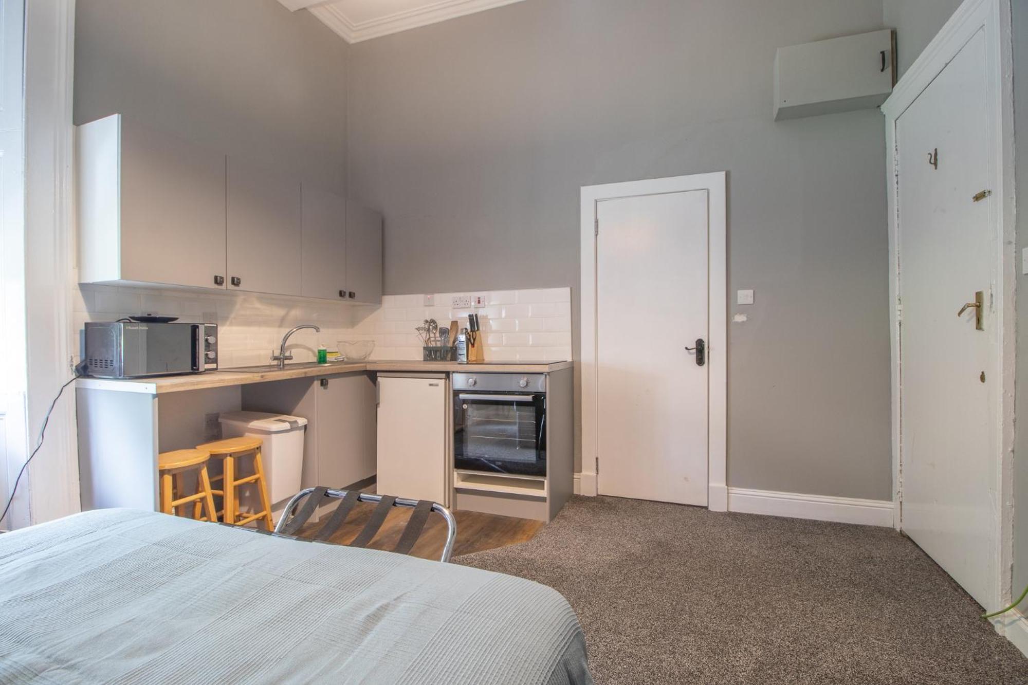 Pass The Keys Cosy Palm West End Apartment *